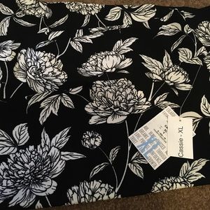 NWT Lularoe Black and White Floral Cassie